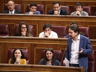 Pablo Iglesias y diputados de Unidos Podemos en el Congreso