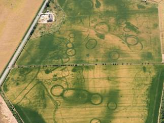 Fotografía facilitada por Historic England que muestra un paisaje ceremonial prehistórico cerca de Eynsham, Oxfordshire. La ola de calor sufrida en el Reino Unido reveló restos arqueológicos prehistóricos en diferentes zonas de Inglaterra, según informó hoy el organismo Historic England.