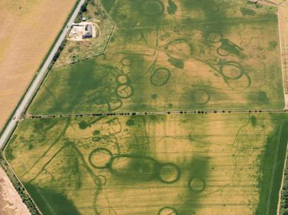 Fotografía facilitada por Historic England que muestra un paisaje ceremonial prehistórico cerca de Eynsham, Oxfordshire. La ola de calor sufrida en el Reino Unido reveló restos arqueológicos prehistóricos en diferentes zonas de Inglaterra, según informó hoy el organismo Historic England.