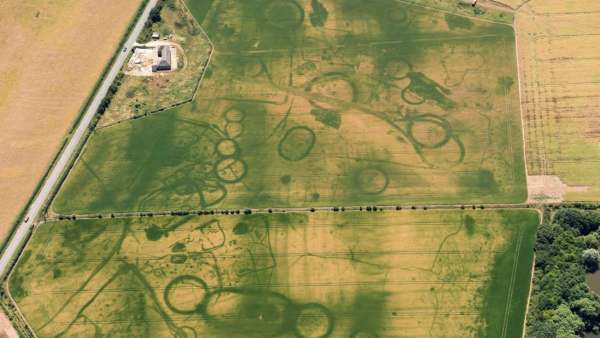 Fotografía facilitada por Historic England que muestra un paisaje ceremonial prehistórico cerca de Eynsham, Oxfordshire. La ola de calor sufrida en el Reino Unido reveló restos arqueológicos prehistóricos en diferentes zonas de Inglaterra, según informó hoy el organismo Historic England. Fotografía facilitada por Historic England que muestra un paisaje ceremonial prehistórico cerca de Eynsham, Oxfordshire. La ola de calor sufrida en el Reino Unido reveló restos arqueológicos prehistóricos en diferentes zonas de Inglaterra, según informó hoy el organismo Historic England.