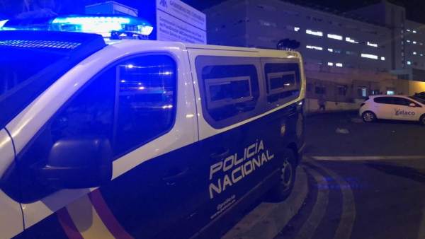 Furgón de la Policía Nacional en el exterior del Hospital La Candelaria Furgón de la Policía Nacional en el exterior del Hospital La Candelaria
