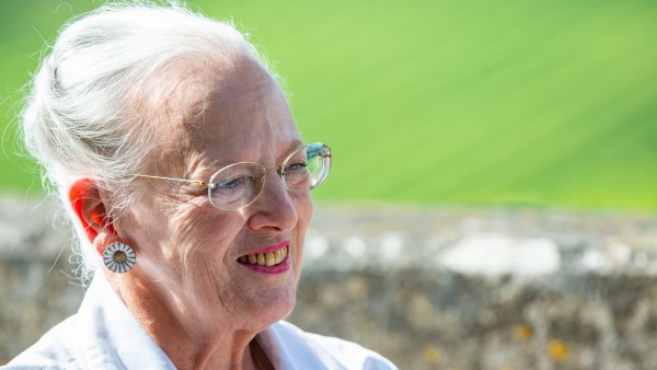 La reina Margarita II de Dinamarca atiende a los medios en el palacio Chateau de Cayx, Francia La reina Margarita II de Dinamarca atiende a los medios en el palacio Chateau de Cayx, Francia