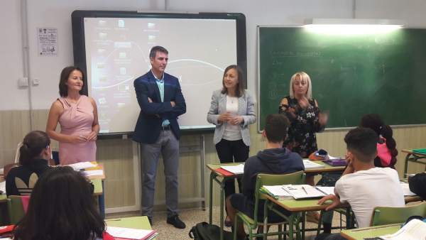 Fernández visita el IES Azcona de la capital Fernández visita el IES Azcona de la capital