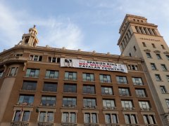 Despliegan una pancarta contra Felipe VI en Barcelona
