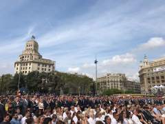 Felipe VI se saluda con Torra entre gritos de "viva el rey"