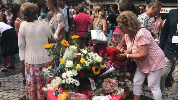 Ofrenda de barceloneses por el atentado yihadista en Barcelona Ofrenda de barceloneses por el atentado yihadista en Barcelona