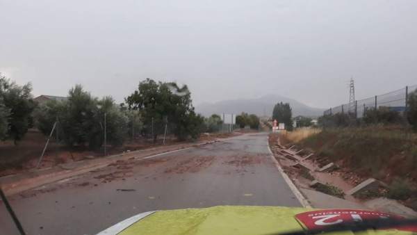 Carretera llena de barro por las tormentas Carretera llena de barro por las tormentas