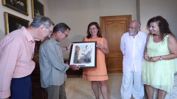 La presidenta del Govern, Francina Armengol, con el arquitecto Elías Torres La presidenta del Govern, Francina Armengol, con el arquitecto Elías Torres