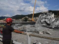 Ya son 43 los muertos en el desplome del puente Morandi tras el hallazgo de una familia bajo los escombros