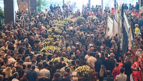 Asistentes al funeral por las víctimas del derrumbre del puente en Génova Asistentes al funeral por las víctimas del derrumbre del puente en Génova