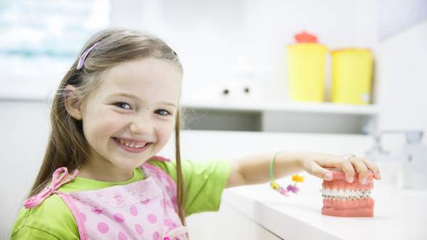 Niña en un dentista Niña en un dentista