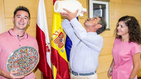 Una pareja de cordobeses acude a visitar a Revilla y le regala un botijo Una pareja de cordobeses acude a visitar a Revilla y le regala un botijo
