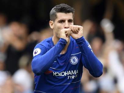 Álvaro Morata celebra un gol con la camiseta del Chelsea.