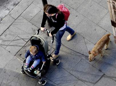 Mujer paseando el carrito