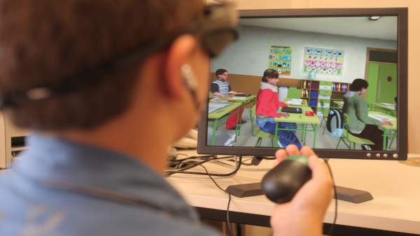 Niño realizando el test AULA para la detección de la TDAH Niño realizando el test AULA para la detección de la TDAH