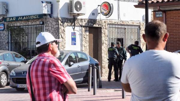 La policía investiga el suceso de Castrillo-Tejeriego (Valladolid) La policía investiga el suceso de Castrillo-Tejeriego (Valladolid)