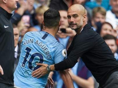 Guardiola y Sergio Agüero, en el encuentro entre el Manchester City y el Huddersfield.
