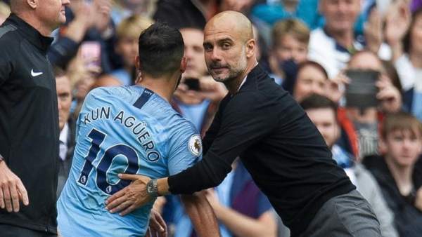 Guardiola y Sergio Agüero, en el encuentro entre el Manchester City y el Huddersfield. Guardiola y Sergio Agüero, en el encuentro entre el Manchester City y el Huddersfield.