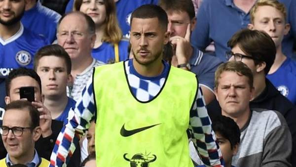 Eden Hazard, calentando en la banda de Stamford Bridge. Eden Hazard, calentando en la banda de Stamford Bridge.