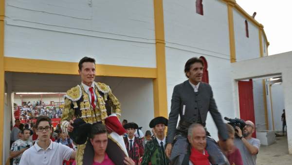 Urdiales y Ventura a hombros en Alfaro Urdiales y Ventura a hombros en Alfaro