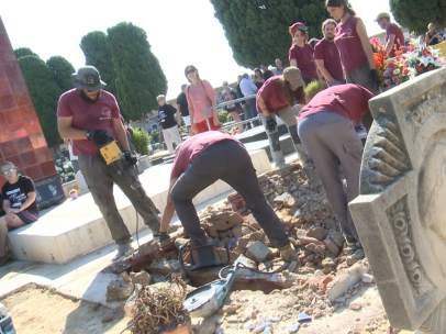Trabajos de exhumación en la fosa 112 del cementerio de Paterna.