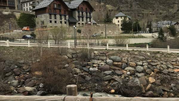 Sallent de Gállego con la Foratata al fondo Sallent de Gállego con la Foratata al fondo