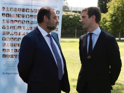 Casado (PP) conversa con el ministro Ábalos en el homenaje a las víctimas del accidente de Spanair