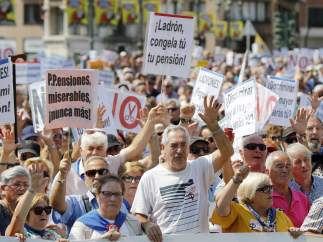 Pensionistas se manifiestan durante las fiestas de Bilbao.
