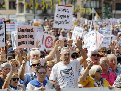 Pensionistas se manifiestan durante las fiestas de Bilbao.