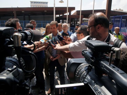 El líder del PP, Pablo Casado (c) atiende a los medios durante su visita al puesto fronterizo de Beni Ensar de Melilla.