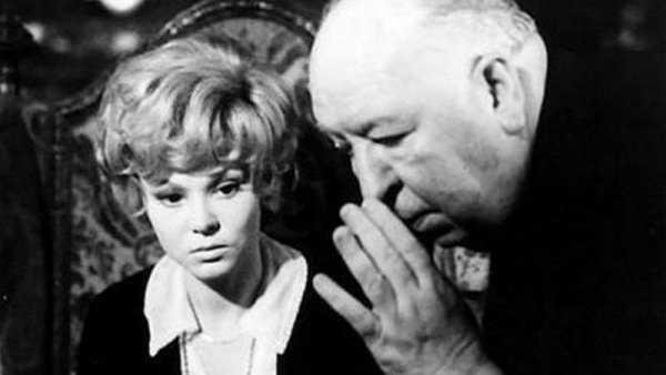 Barbara Harris con Alfred Hitchcock Barbara Harris con Alfred Hitchcock