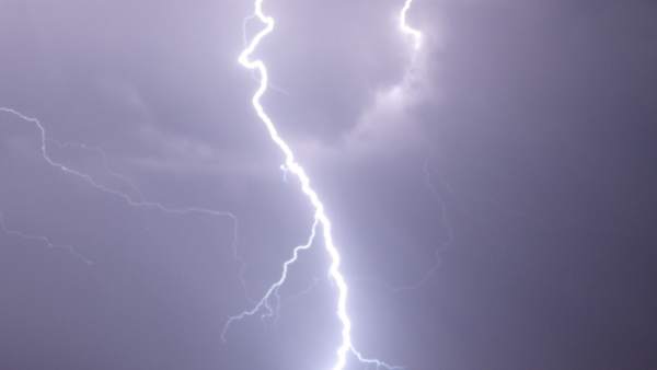 Tormenta, relámpago, rayo Tormenta, relámpago, rayo