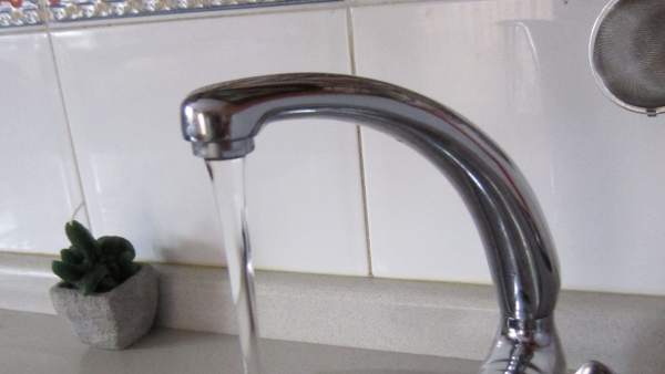 Grifo con agua. Grifo con agua.