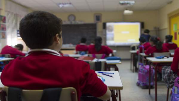 Resultado de imagen para imagenes de ninos estudiando en aulas