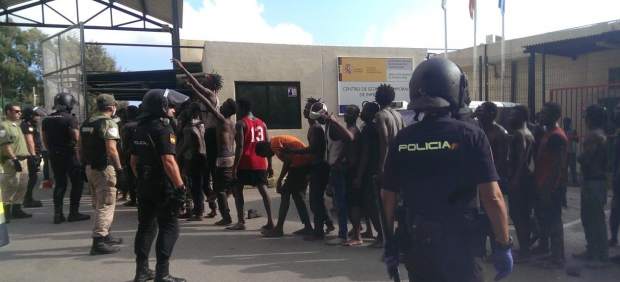 Unos 200 inmigrantes han saltado la valla de Ceuta