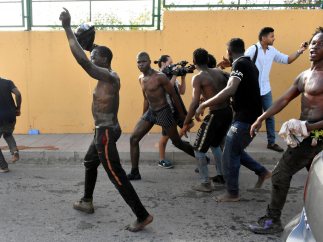 Migrantes saltan la valla de Ceuta