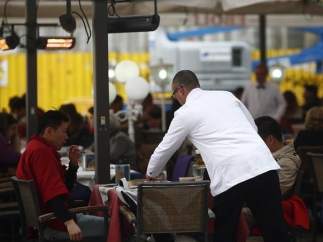 Imagen de un camarero trabajando en un bar