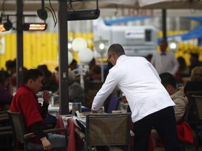 Imagen de un camarero trabajando en un bar