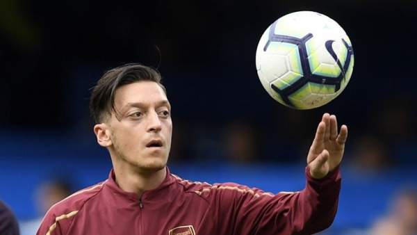 Mesut Özil, calentando con el Arsenal. Mesut Özil, calentando con el Arsenal.