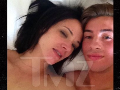 Asia Argento y Jimmy Bennett en una foto publicada en exclusiva por 'TMZ'