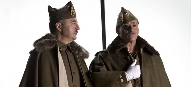 Santi Prego y Eduard Fernández en el rodaje de 'Mientras dure la guerra'. 