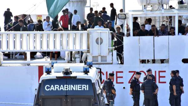Miembros de la policía italiana patrullan en el puerto de Catania (Italia). Miembros de la policía italiana patrullan en el puerto de Catania (Italia).