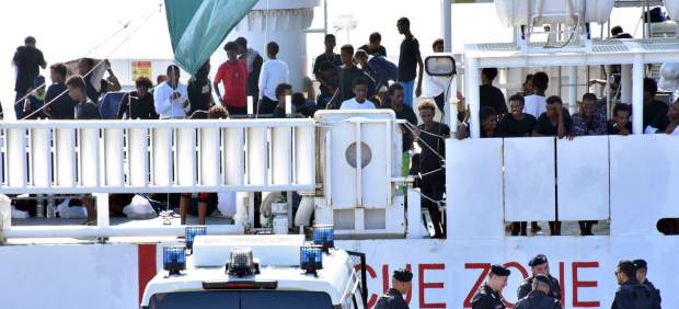 Miembros de la policía italiana patrullan en el puerto de Catania (Italia).