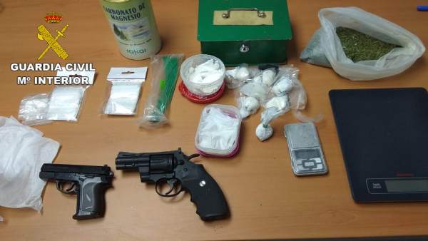 Droga y efectos ocupados por la Guardia Civil. Droga y efectos ocupados por la Guardia Civil.