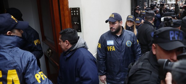 Policía llega al apartamento de Cristina Fernández para registro judicial 