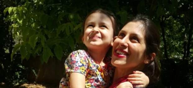 Nazanin Zaghari-Ratcliffe, recibida por su hija Gabriella.