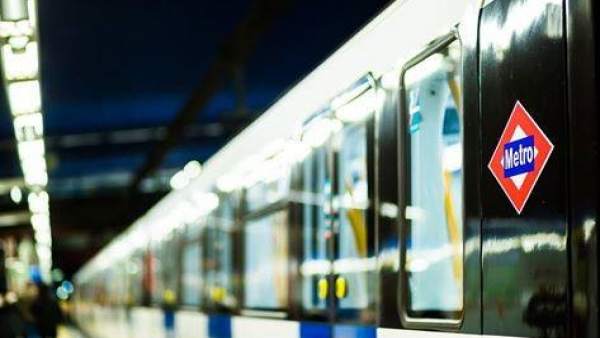 Un tren con el logotipo de Metro de Madrid Un tren con el logotipo de Metro de Madrid