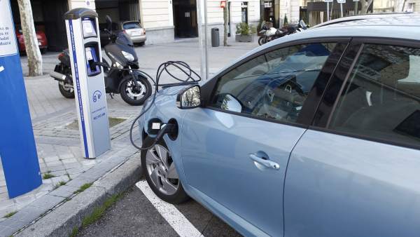 Un coche eléctrico realizando una recarga de la batería. Un coche eléctrico realizando una recarga de la batería.