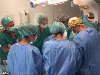 Cirujanas en plena operación de un bebé prematuro.