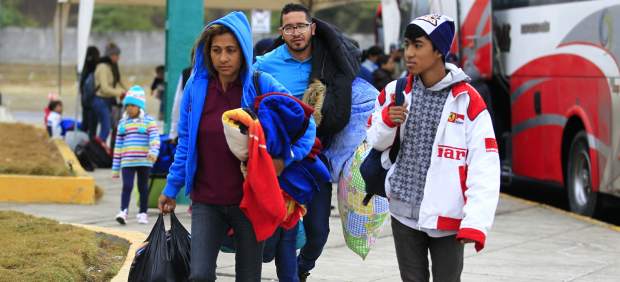 Venezolanos llegan al paso fronterizo entre Ecuador y Perú.